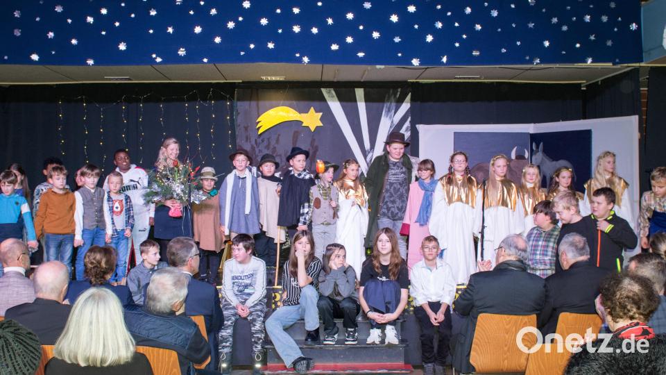 33 Schüler waren an der Eröffnungspräsentation des 11. Tirschenreuther Krippenspiels beteilig. Sie erhielten einen großen Applaus für ihre Leistung. Bild: Thomas Sporrer