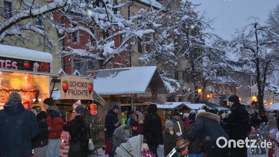 Einen &quot;Romantischen Weihnachtsmarkt&quot; der seinem Namen mehr als gerecht wurde, erlebten die Besucher heuer auf dem Marktplatz vor dem Rathaus. Bild: dob