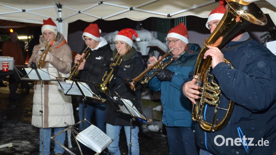 Die Pleysteiner Stadtkapelle unter Leitung von Markus Schulz spielte vorweihnachtliche Weisen auf. Bild: dob