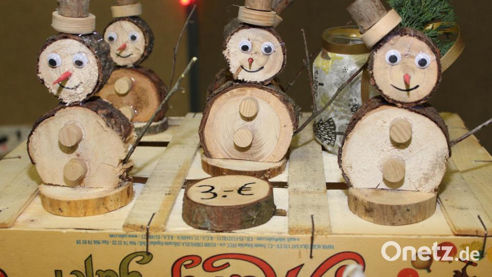 Zum Angebot gehörten auch Holzschneemänner. Bild: Hermann Daubenmerkl/exb