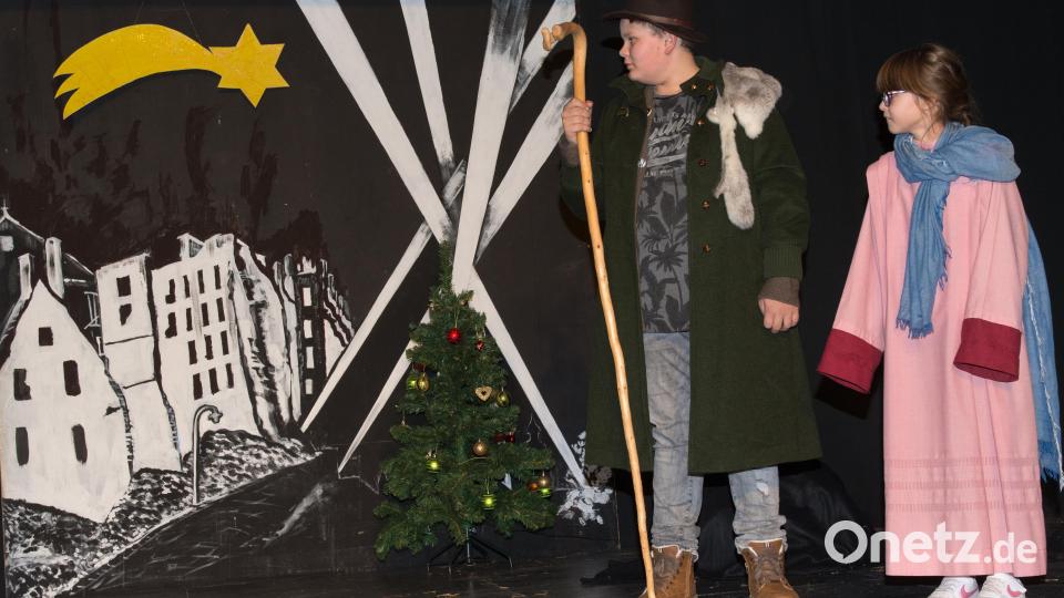 Josef und Maria, gespielt von Aron Zitterbart und Julia Schuster, sind auf Herbegssuche. Bild: Thomas Sporrer