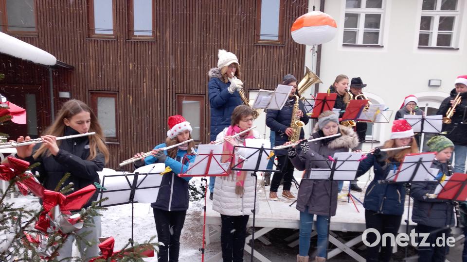 Trotz kalter Finger: Der &quot;Nachwux&quot; der Marktbläser trug mit Weihnachtsliedern zur adventlichen Stimmung bei. Bild: hka