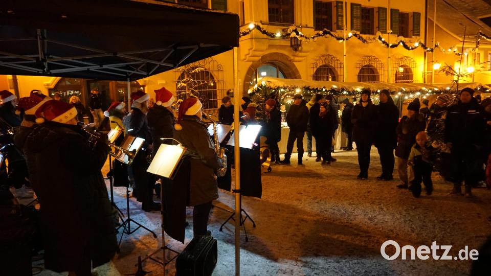 Einen &quot;Romantischen Weihnachtsmarkt&quot; der seinem Namen mehr als gerecht wurde, erlebten die Besucher heuer auf dem Marktplatz vor dem Rathaus. Bild: dob