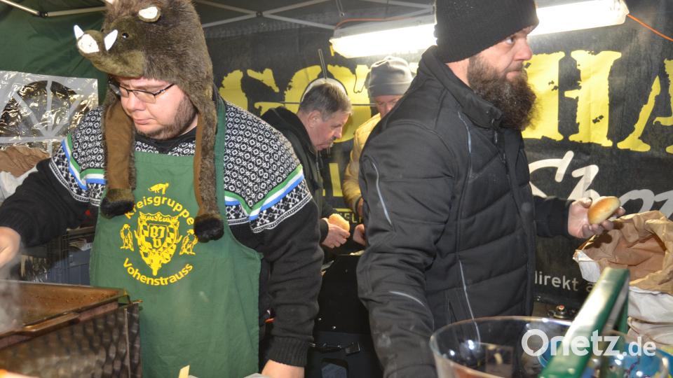 Der Bratwurstgriller war lustig vor Kälte geschützt. Bild: dob