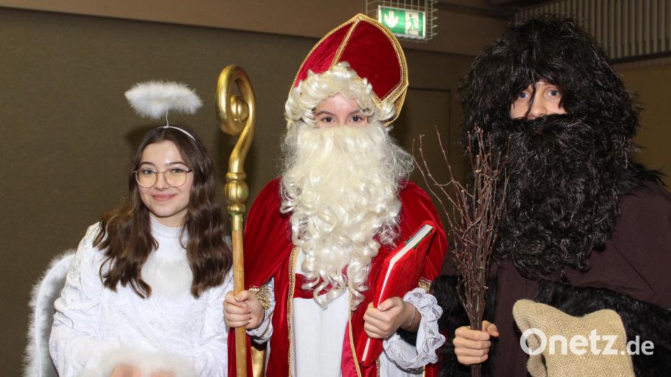 Auch Engel, Nikolaus und Knecht Ruprecht schauten beim Weihnachtsmarkt vorbei. Bild: Hermann Daubenmerkl/exb