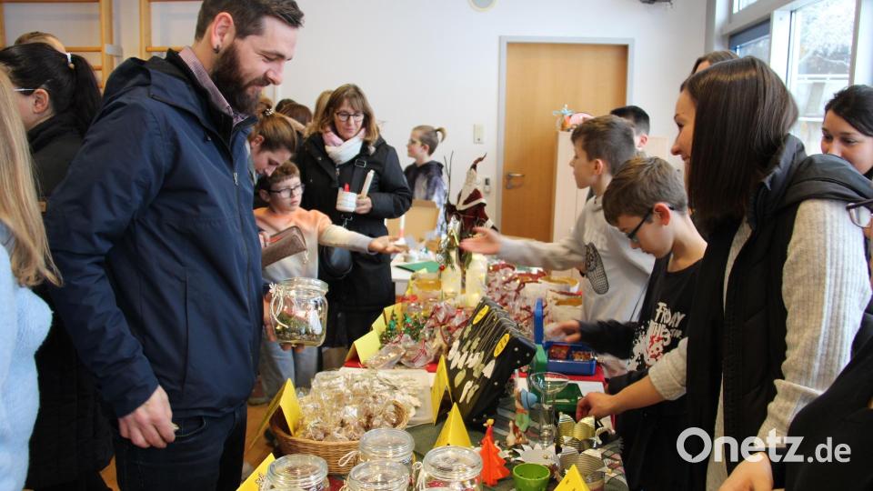 Großen Besucherzuspruch fand der Adventsbasar in der Aula der St. Felix Schule. Er war einmal mehr einer der Höhepunkte im Schuljahr. Bild: prh