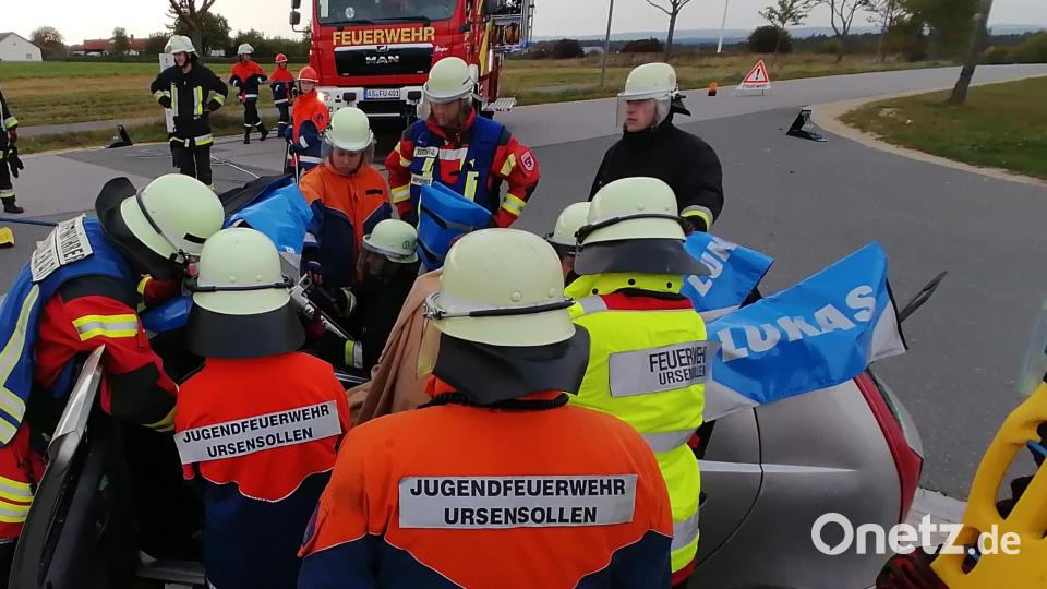 Beim Ausbildungstag übten die jungen Feuerwehrleute auch die Rettung einer in einem Unfallauto eingeklemmten Person. Bild: Josef Graml / FF Ursensollen