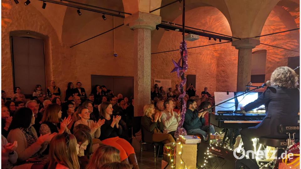 Toby Mayerl, der Bandleader am Piano. Begeistert klatscht das Publikum Bild: eib