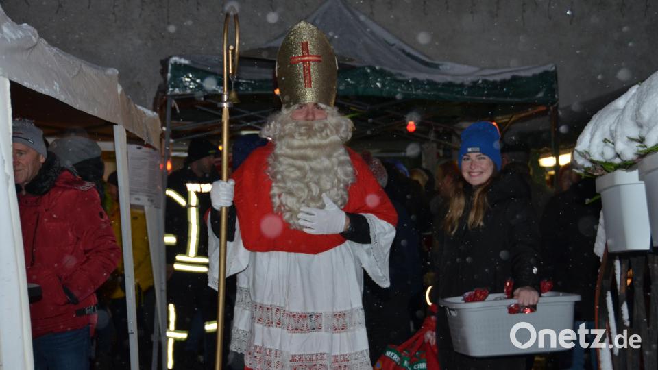 Sankt Nikolaus zog mit seiner Helferin Runde um Runde durch die Besucherreihen. Bild: dob