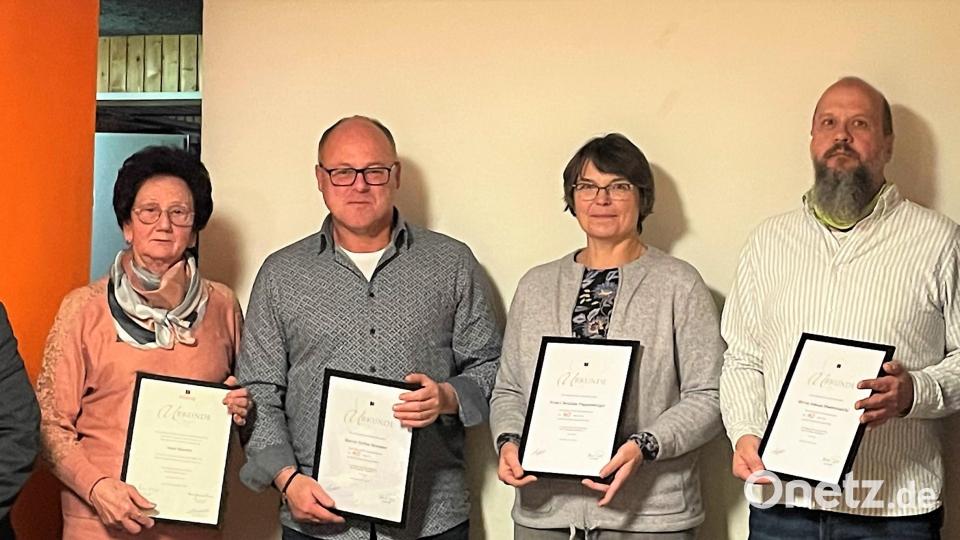 Kolping-Vorsitzender Andreas Greiner (rechts) und Kolping-Präses Pfarrer Daniel Fenk (links) bedanken sich bei den langjährigen Mitgliedern. Bild: rgr