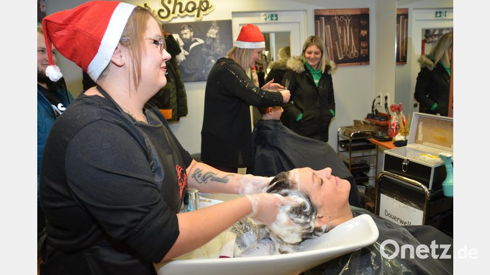 Im Friseurstudio steht bei dem Aktionstag immer der Humor an erster Stelle. Bild: dob