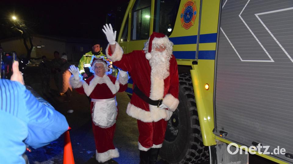 Mit dem großen Feuerwehrauto kamen Santa und Mrs. Claus zur Illuminierung des Weihnachtsbaums. Bild: bö