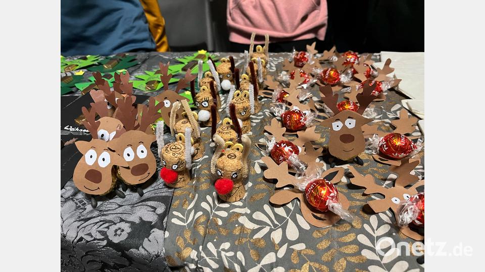 Die Schüler hatten auch aus den unterschiedlichsten Materialien Rentiere gebastelt. Bild: Alexander Licha/exb