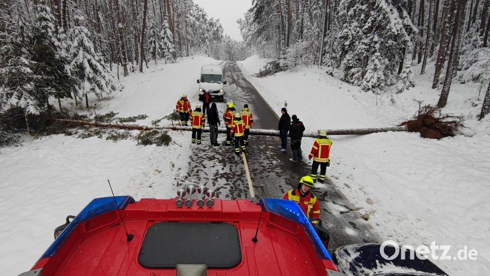 Schnee sorgt für zahlreiche Feuerwehreinsätze im Landkreis Schwandorf. Bild: Kreisbrandinspektion LKr. Schwandorf – FF Schwarzhofen/exb