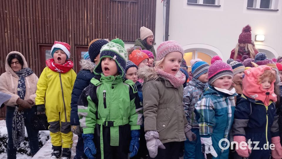 Die Mädchen und Buben vom Kindergarten &quot;Guter Hirte&quot; in Süß bekamen Lob und Beifall für ihren Gesang. Bild: hka