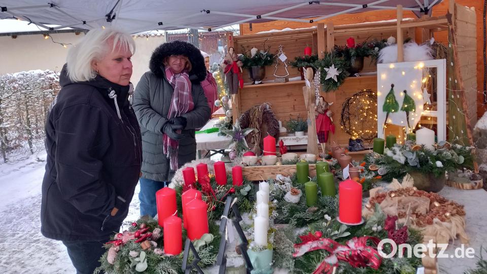 Der Advents- und Weihnachtsschmuck des Katholischen Frauenbundes war gefragt. Bild: hka