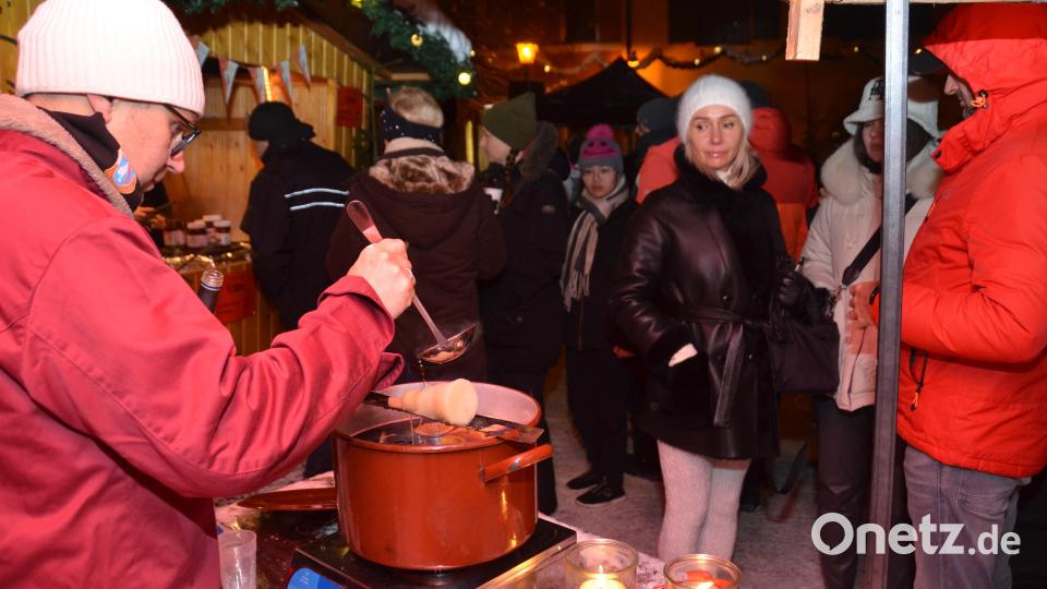 Nicht fehlen darf die Feuerzangenbowle der Spielvereinigung, die Maximilian Gebert gekonnt serviert. Bild: dob
