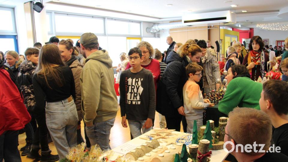 Großen Besucherzuspruch fand der Adventsbasar in der Aula der St. Felix Schule. Er war einmal mehr einer der Höhepunkte im Schuljahr. Bild: prh