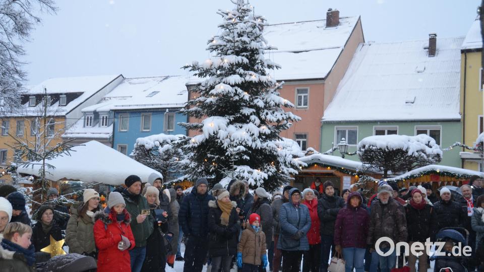 Einen &quot;Romantischen Weihnachtsmarkt&quot; der seinem Namen mehr als gerecht wurde, erlebten die Besucher heuer auf dem Marktplatz vor dem Rathaus. Bild: dob