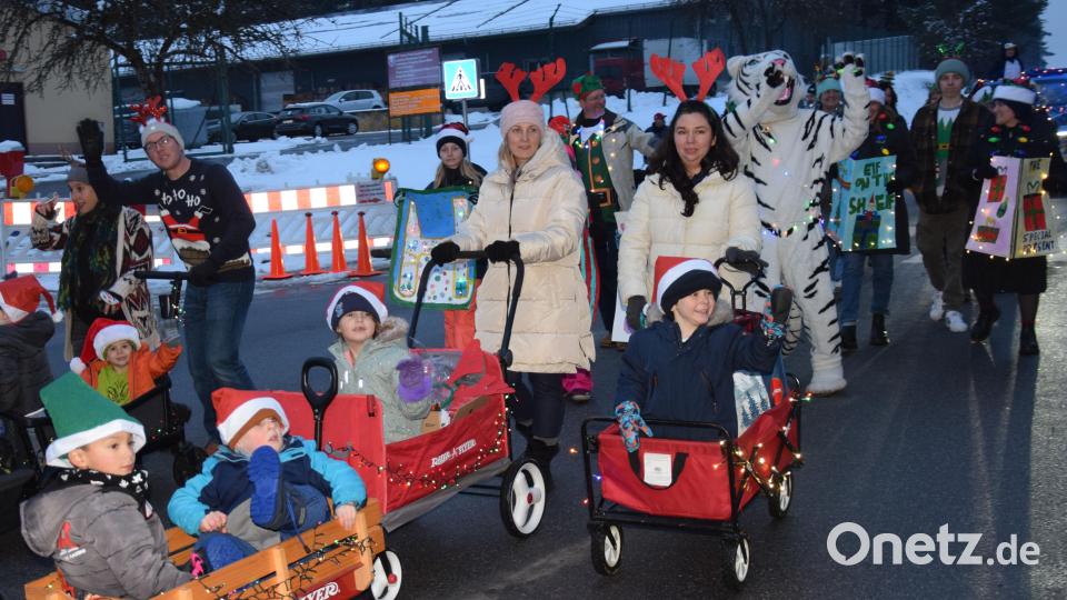Mit Kind, Kegel und Bollerwagen kamen die amerikanischen Familien zum großen &quot;Christmas Tree Lighting&quot; in Hohenfels. Bild: bö