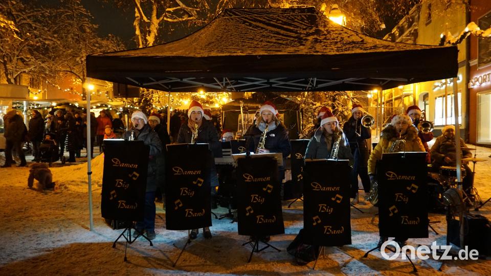 Die Damen-Big-Band aus Waidhaus mit Simone Dietl spielte weihnachtliche Lieder. Bild: dob