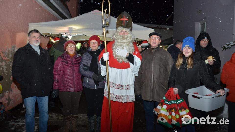Sogar die Erwachsenen hatten ihre helle Freude über den Nikolausbesuch. Bild: dob