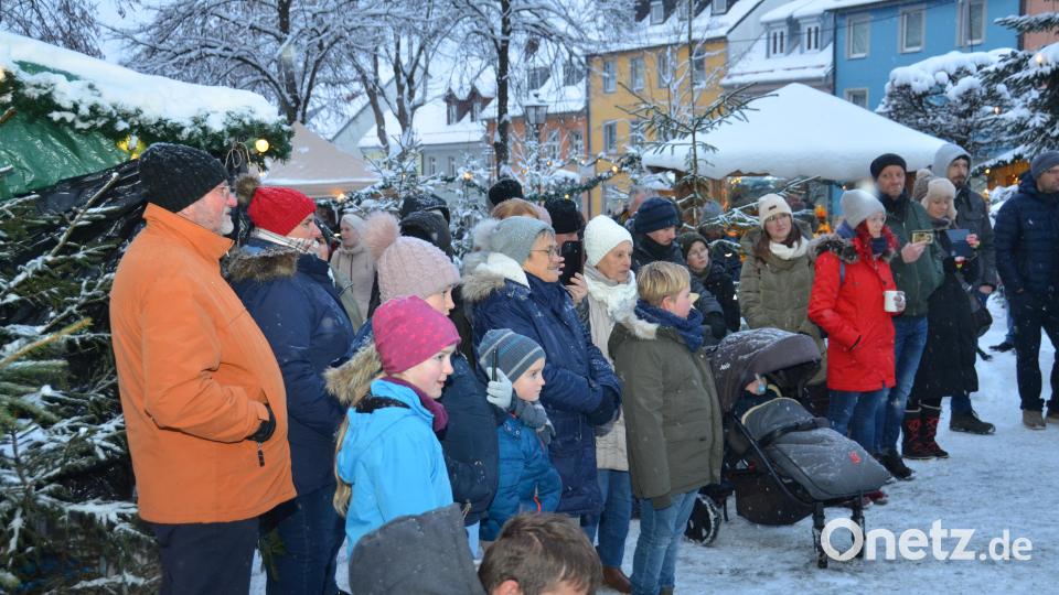 Einen &quot;Romantischen Weihnachtsmarkt&quot; der seinem Namen mehr als gerecht wurde, erlebten die Besucher heuer auf dem Marktplatz vor dem Rathaus. Bild: dob