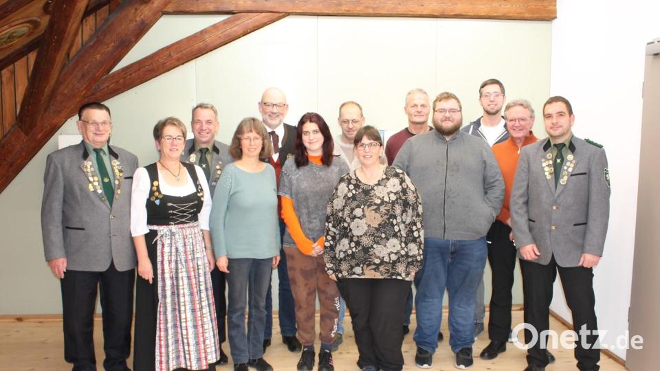 Kay Müller (rechts) führt die Schützengesellschaft &quot;Eichenlaub&quot; durch die beiden nächsten Jahre. Zu überregionalen sportlichen Ehren bringen Hubert Schulze und Daniela Schmeller (Zweiter und Sechste von rechts). Sechste von links: die neue Jugendleiterin Angélique Dorner. Bild: bjp