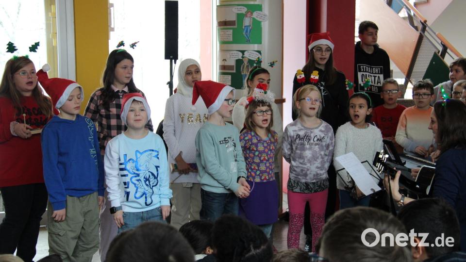 Die Lied AG begrüßte die Besucher des Adventsbasars mit zwei Liedern. Bild: prh