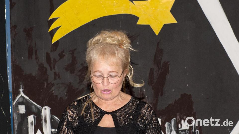 Die Vorsitzende der Tirschenreuther Krippenfreunde, Marianne Stangl, begrüßte die Gäste in der Aula der Mittelschule Tirschenreuth. Bild: Thomas Sporrer