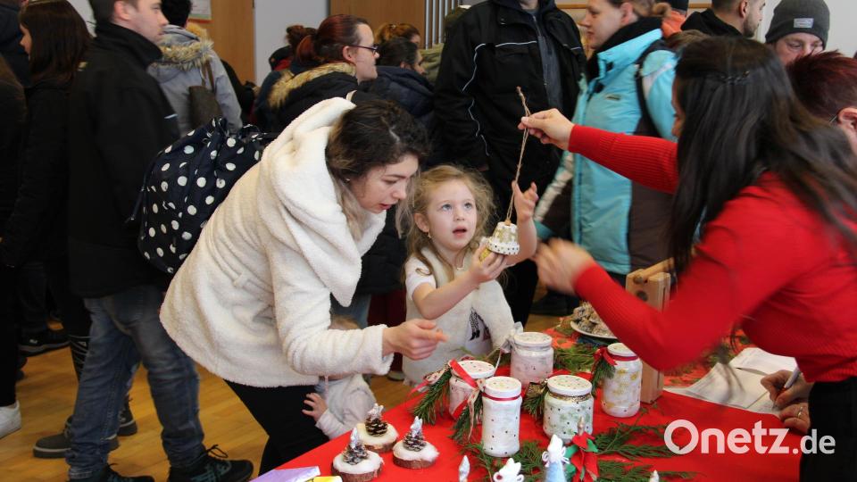 Großen Besucherzuspruch fand der Adventsbasar in der Aula der St. Felix Schule. Er war einmal mehr einer der Höhepunkte im Schuljahr. Bild: prh
