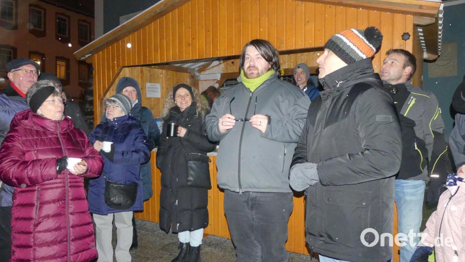 Pfarrer und Bürgermeister freuten sich über die rege Beteiligung an der Christbaumfeier vor dem Rathaus. Bild: rn