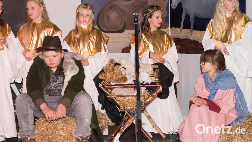 Von Engeln umgeben, Maria und Josef im Stall Bild: Thomas Sporrer