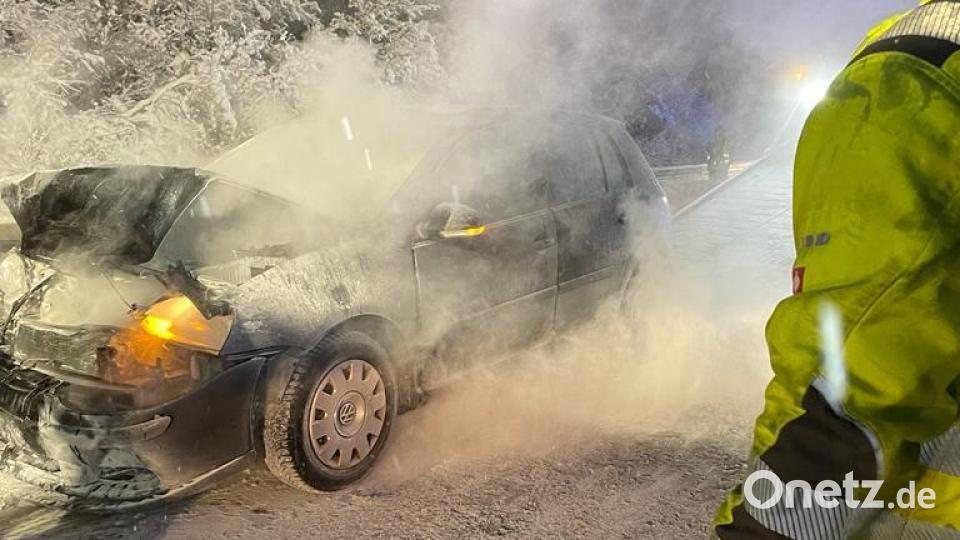 Bei einem Unfall auf der B 85 bei Pittersberg kam es bei einem beteiligten Fahrzeug am Samstag zu einer starken Rauchentwicklung. Die Bundesstraße musste deshalb länger gesperrt werden. Bild: Feuerwehr Ebermannsdorf