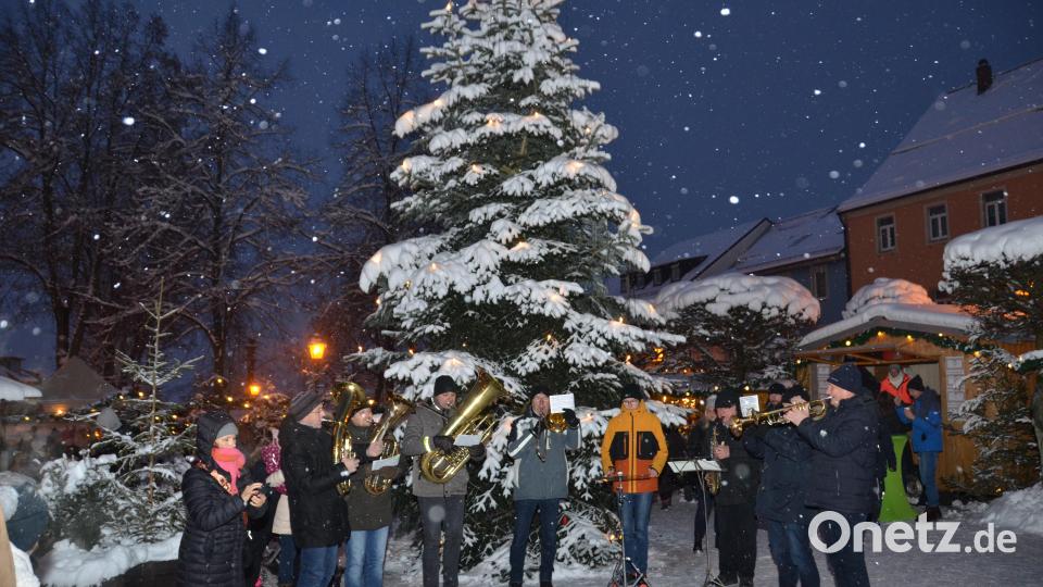 Himmlisch spielten die Musikanten von &quot;Bayrisch Blech&quot; mit Hans Reitinger vor dem schneebedeckten Christbaum auf. Bild: dob