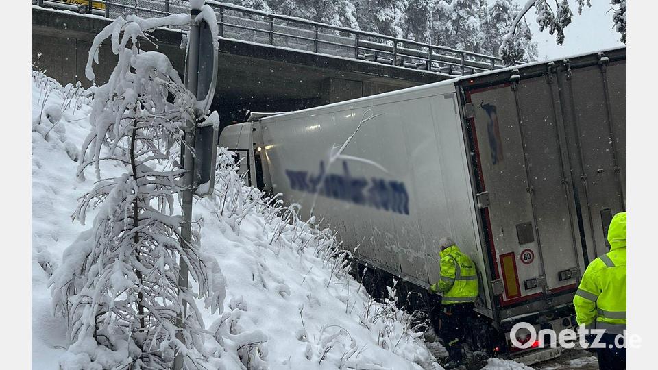 Die winterlichen Straßenverhältnisse, wie hier an der A6 bei der Notumfahrung am Rastplatz Laubenschlag. führten von Freitag, 1. Dezember, auf Samstag, 2. Dezember, auch zu mehreren Unfällen. Bild: Kreisbrandinspektion