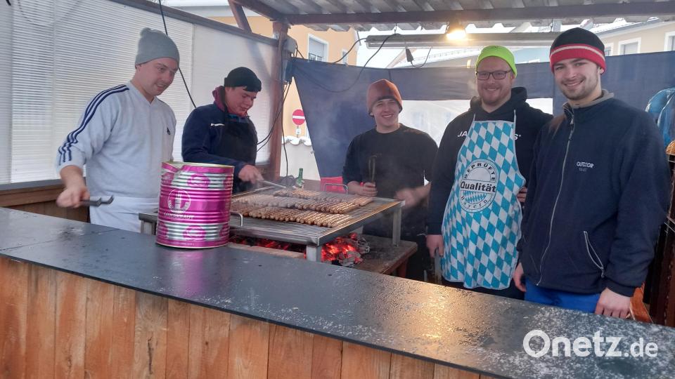 Gebraten und gelacht wurde in der Wurstküche des Burschenvereins. Bild: hka