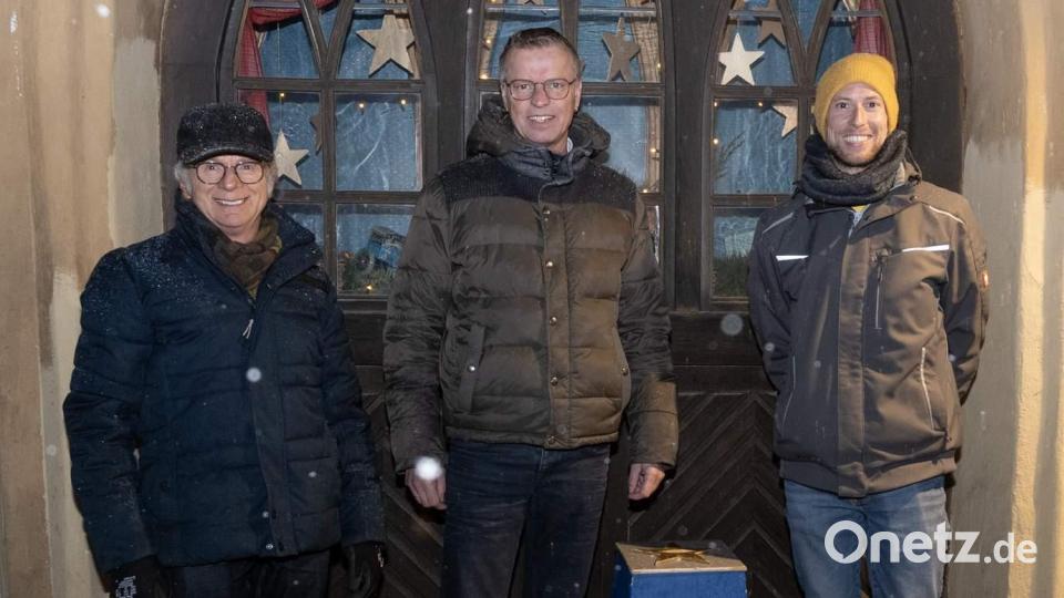 Bürgermeister Hermann Falk (Mitte) öffnete am Freitag das erste Türchen des 21. Lebendigen Adventskalenders. Links im Bild der Gewerbeverbandsvorsitzenden Alfred Härtl, rechts der Vorsitzende des Heimat- und Trachtenvereins, Michael Meier. Bild: u