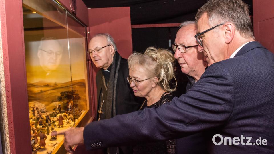 Bischof Rudolf Voderholzer mit Marianne Stangl und Bürgermeister Franz Stahl an einem der Schmuckstücke der Ausstellung, der orientalischen Krippe von Robert Scharnagl (2. von rechts) Bild: Thomas Sporrer
