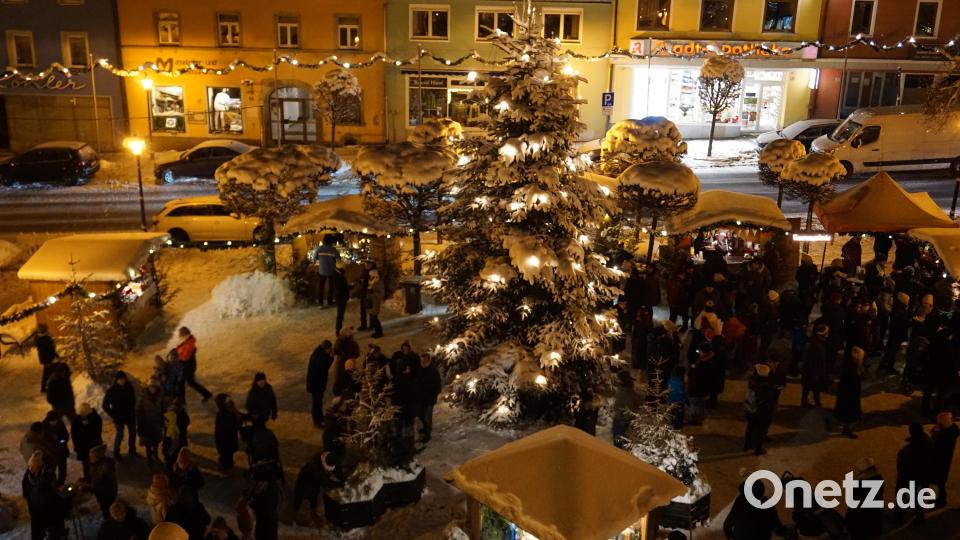 Einen &quot;Romantischen Weihnachtsmarkt&quot; der seinem Namen mehr als gerecht wurde, erlebten die Besucher heuer auf dem Marktplatz vor dem Rathaus. Bild: dob