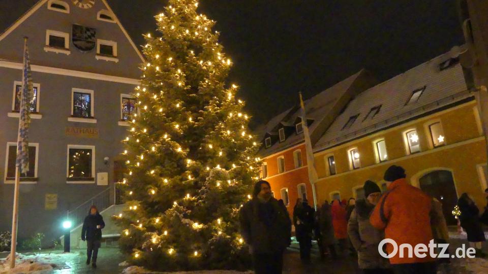 Für Bürgermeister Marcus Gradl ist der diesjährige Christbaum vor dem Rathaus der „schönste Christbaum Bayerns“. Bild: rn