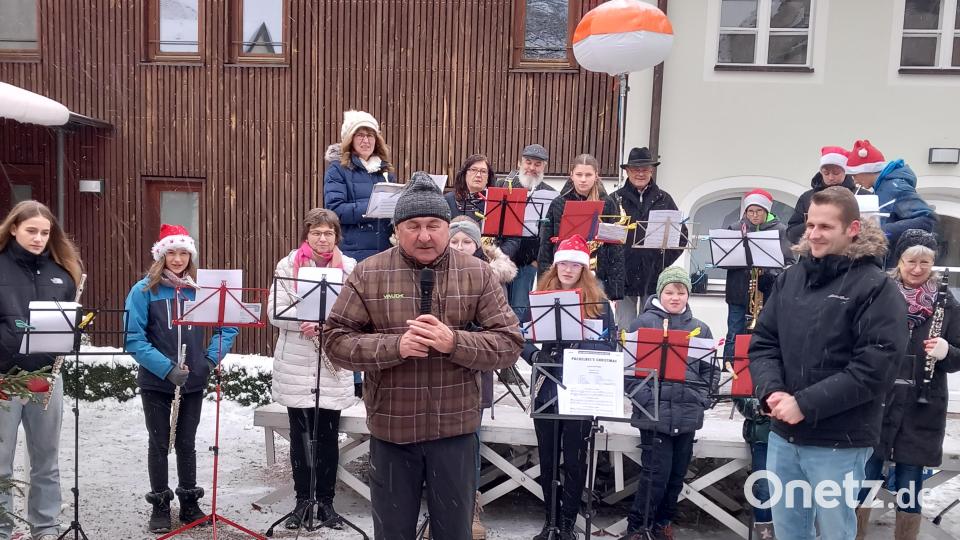 Über großen Besucherandrang bei der Eröffnung des Weihnachtsmarktes freute sich Georg Götz, der Vorsitzende des Hahnbacher Kulturausschusses. Bild: hka