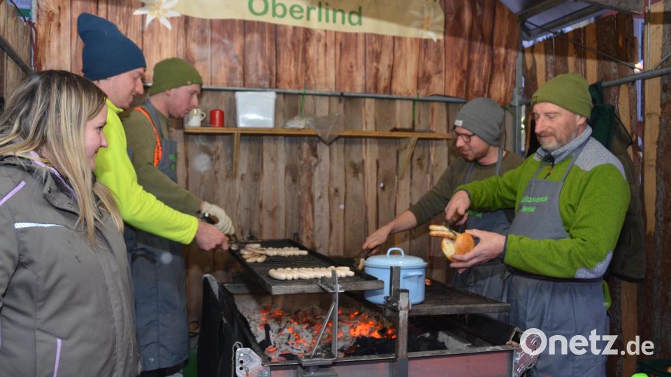 Gerne kamen die Besucher zum Stand der Oberlinder Schützen. Die auf der heißen Glut gegrillten Rostbratwürste kommen immer gut an. Bild: dob
