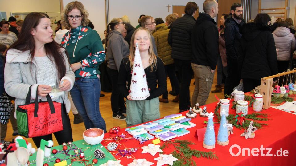 Der letzte Lichterbaum ging bereits kurz nach Eröffnung des Adventsbasars über den Verkaufstisch. Bild: prh