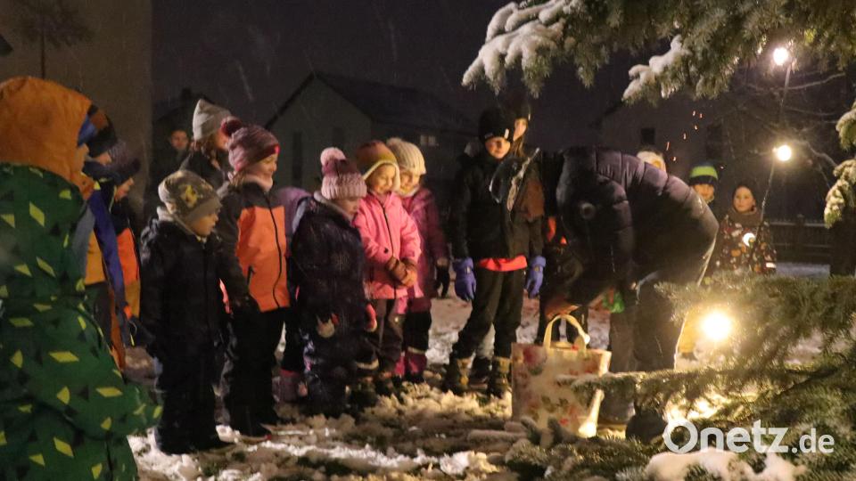 Vorsitzender Karlheinz Unterburger verteilte Süßes an die Kinder. Bild: Willi Ertl