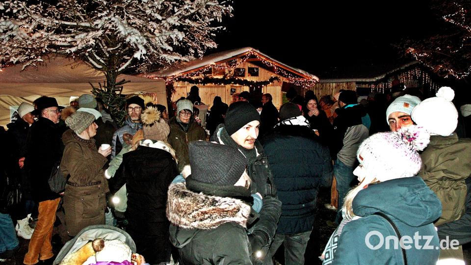 Dicht gedrängt stehen die Besucher bei der Schirmitzer Dorfweihnacht. Bild: R. Kreuzer