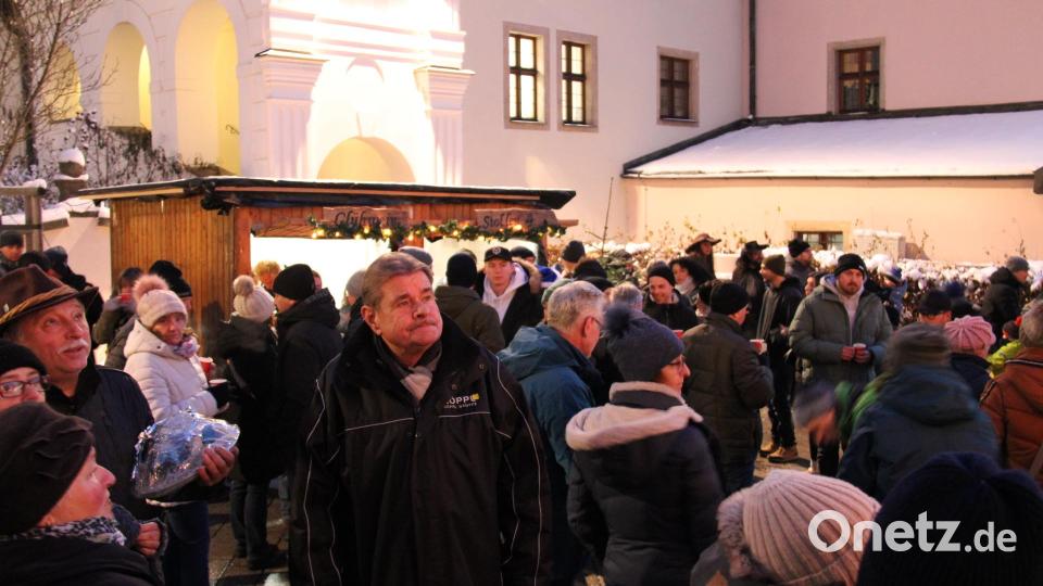 Auf dem Platz vor dem Landratsamt in Neustadt fand auch heuer wieder der Weihnachtsmarkt der Musikschule statt. Bild: prh