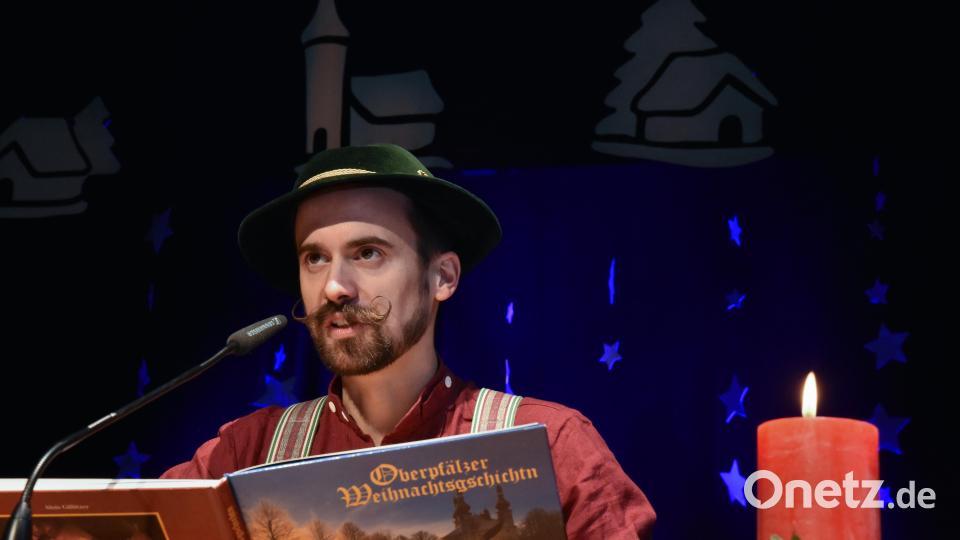 Die Moderation des Adventssingens übernahm zum ersten Mal Florian Gröninger. Bild: Stephan Huber