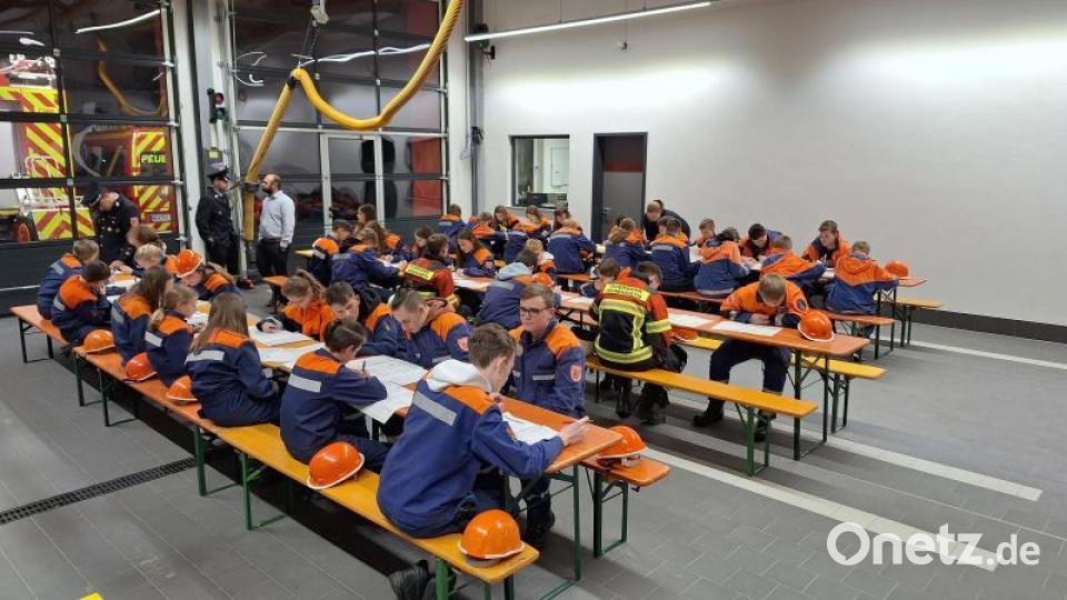 Die 52 Jugendlichen legen sich beim Wissenstest im Gerätehaus der Feuerwehr Oberwildenau mächtig ins Zeug. Bild: Ulrike Meißner/Tobias Schimetscheck/exb