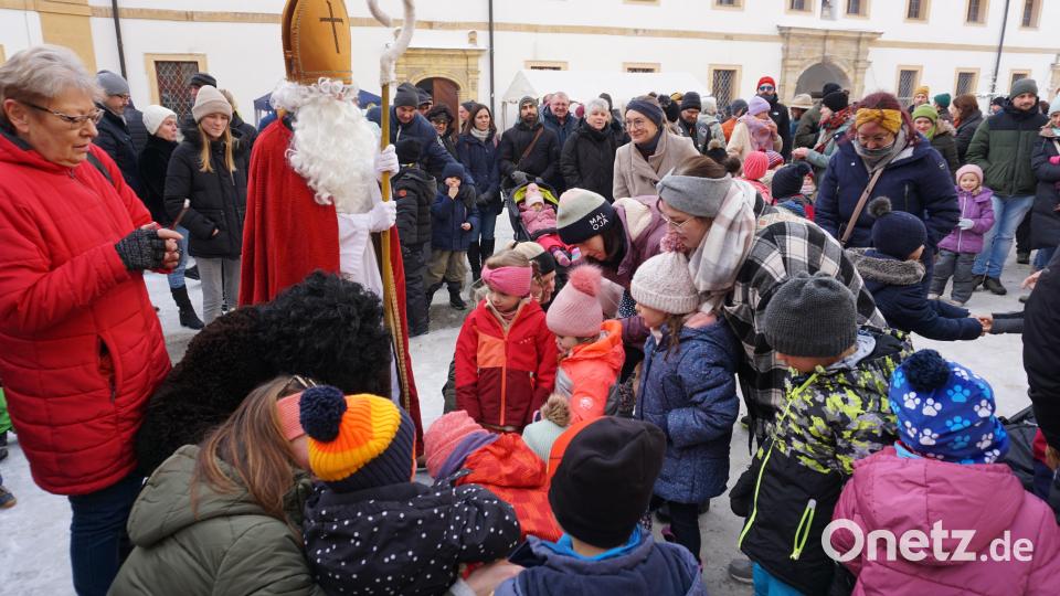 Der Nikolaus und sein Knecht beschenkten die Kinder. Bild: tra